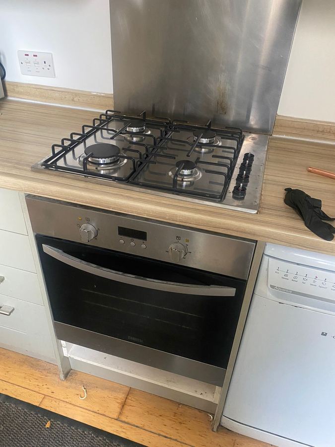 Gas hob connected and safety tested above a built-in oven